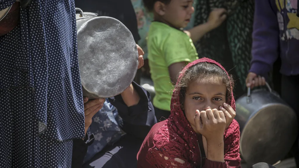 Israel denying food to Gaza is &#039;weapon of war&#039;, UN Palestinian refugee agency head tells BBC