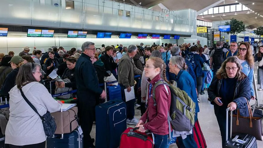 Air traffic controllers at New York airport briefly lost contact with planes, union says