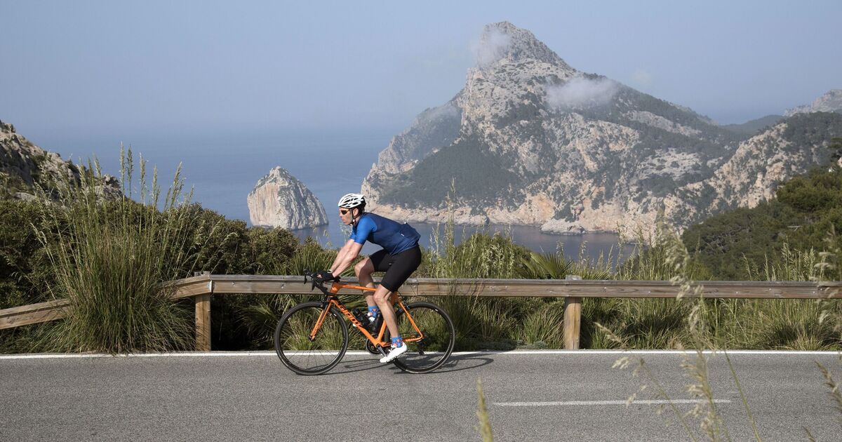 Chaos in Majorca as restaurant forced to beg cyclists &#039;don&#039;t pee here&#039;