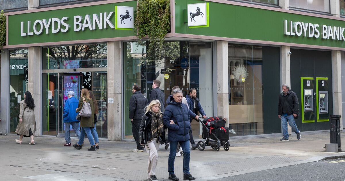 Lloyds customers sent warning text with 20-day notice over £5 charge