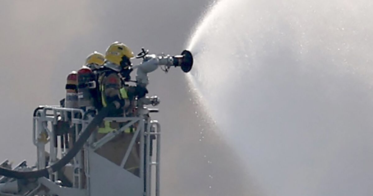Spanish holiday hotspot tells people &#039;don&#039;t go outside&#039; as toxic fire breaks out