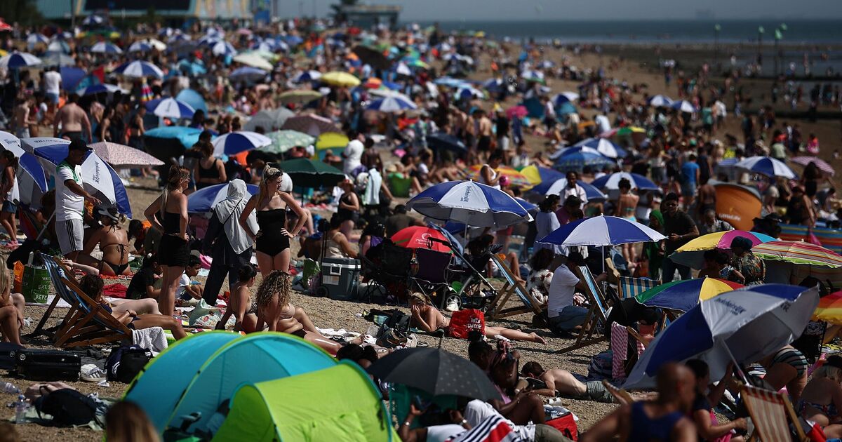 Hot weather maps show &#039;mini-heatwave&#039; hitting all of the UK as 23C heat hits