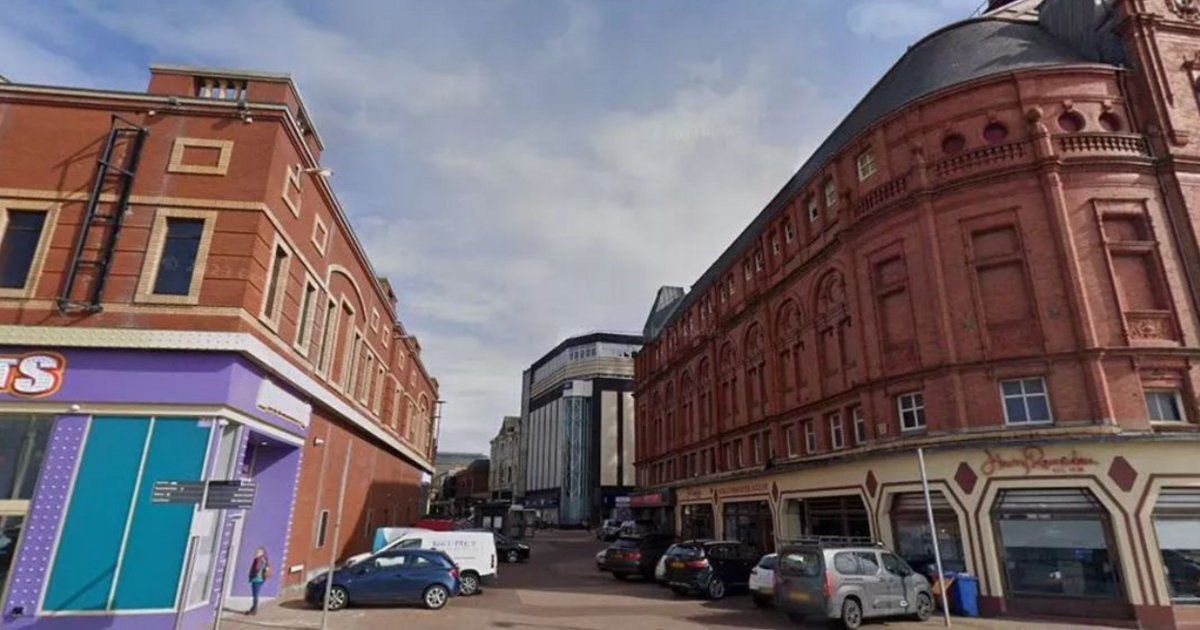 Blackpool &#039;emergency&#039; LIVE: Locals warned to &#039;avoid area&#039; as streets closed off